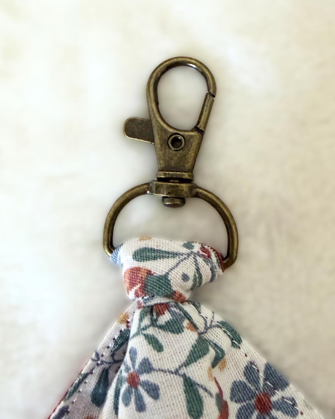 Porte-clés noué en tissu – Création artisanale