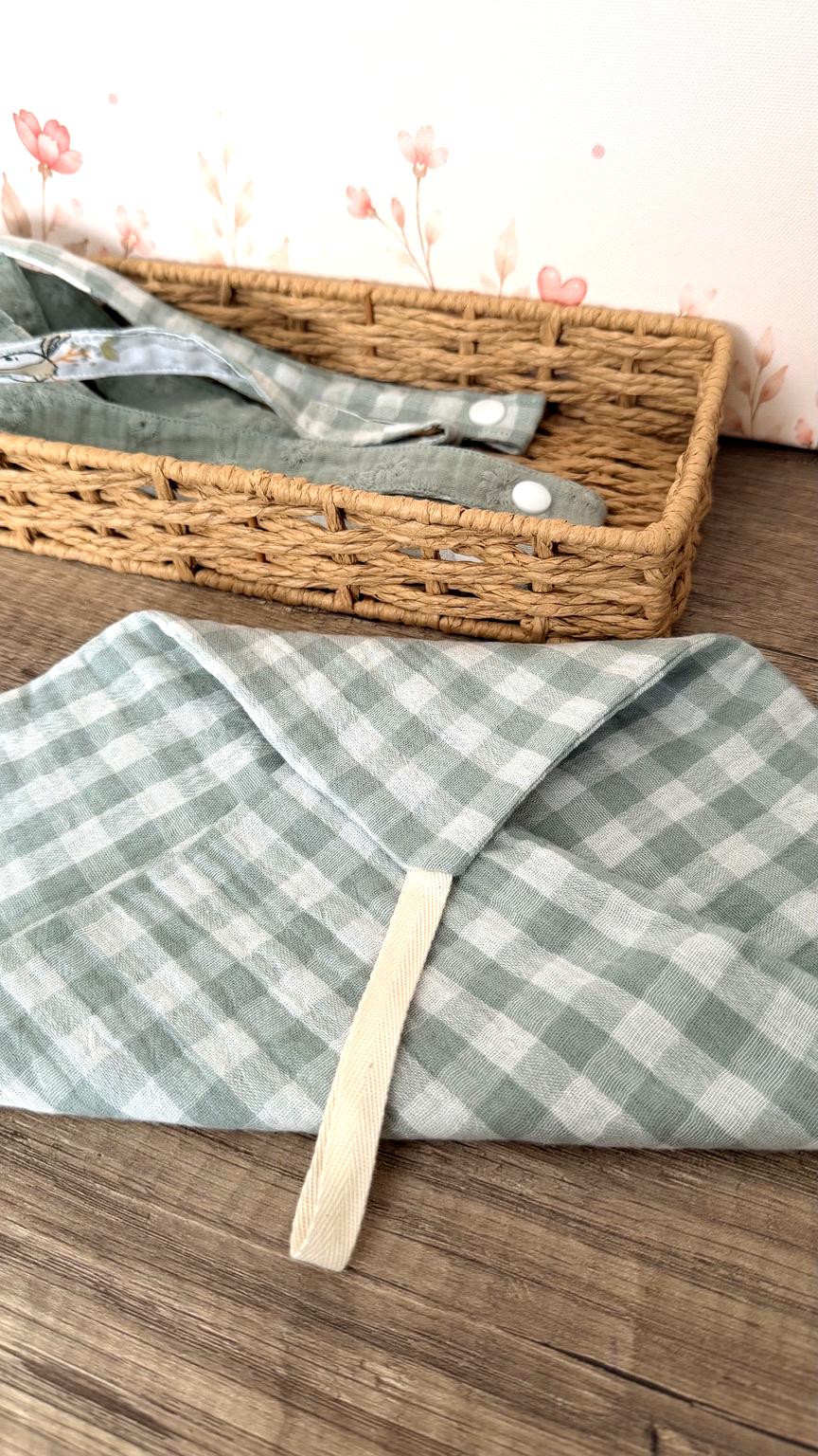 Carré Câlin Premium Vert Sauge – Vichy ou Fleurs brodées | Fait main