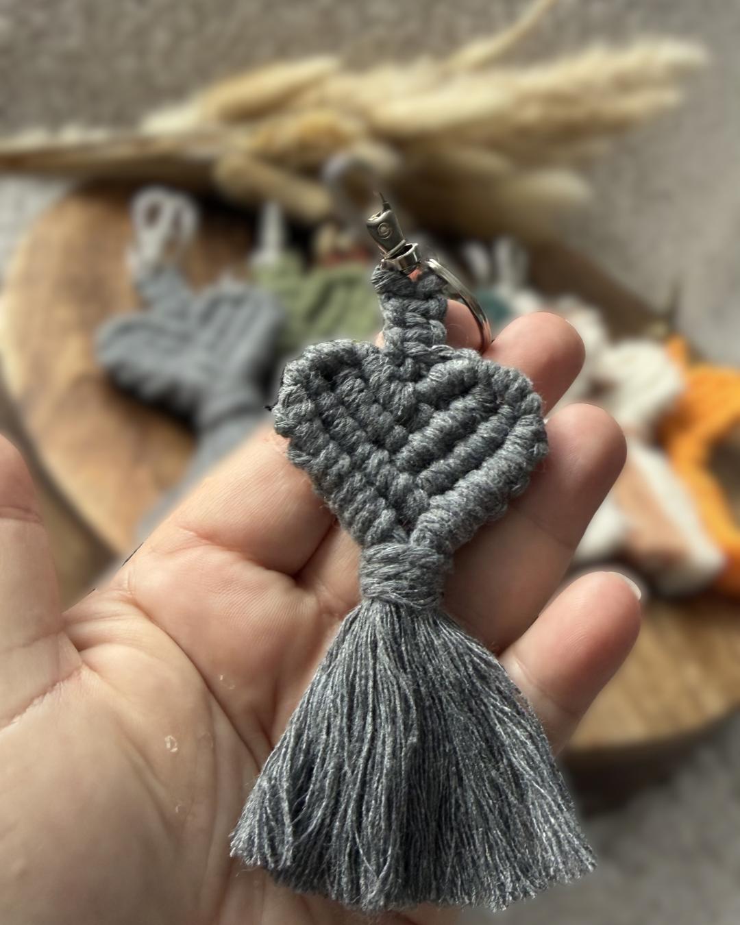Porte-clé cœur en macramé