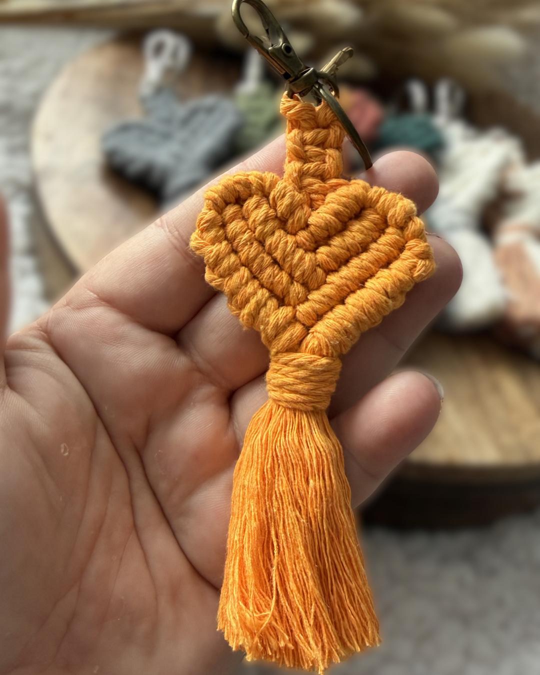 Porte-clé cœur en macramé