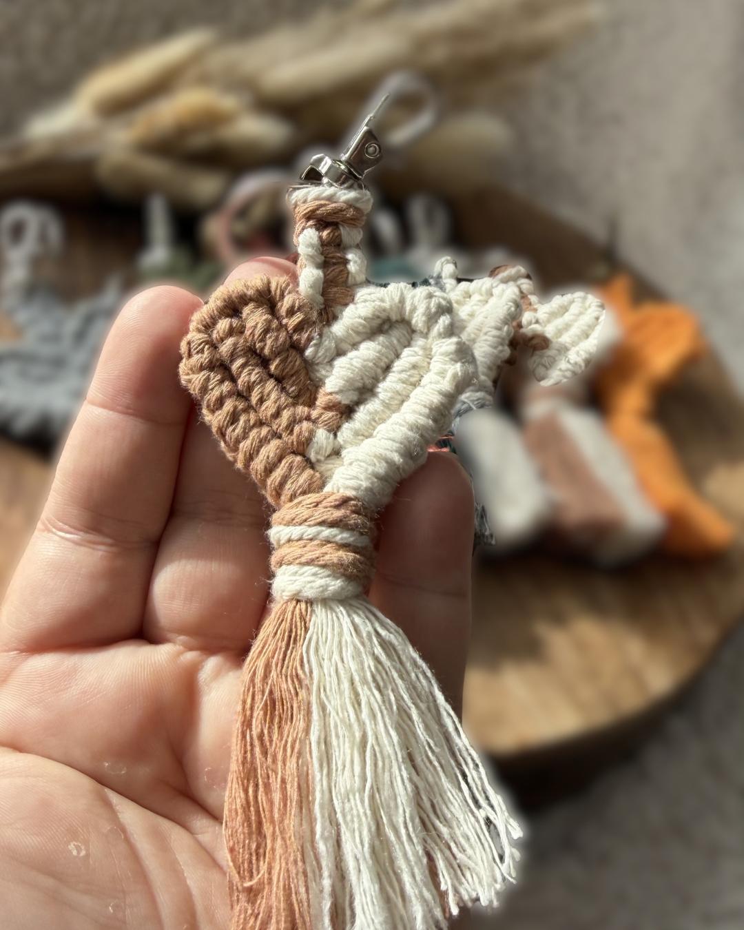 Porte-clé cœur en macramé
