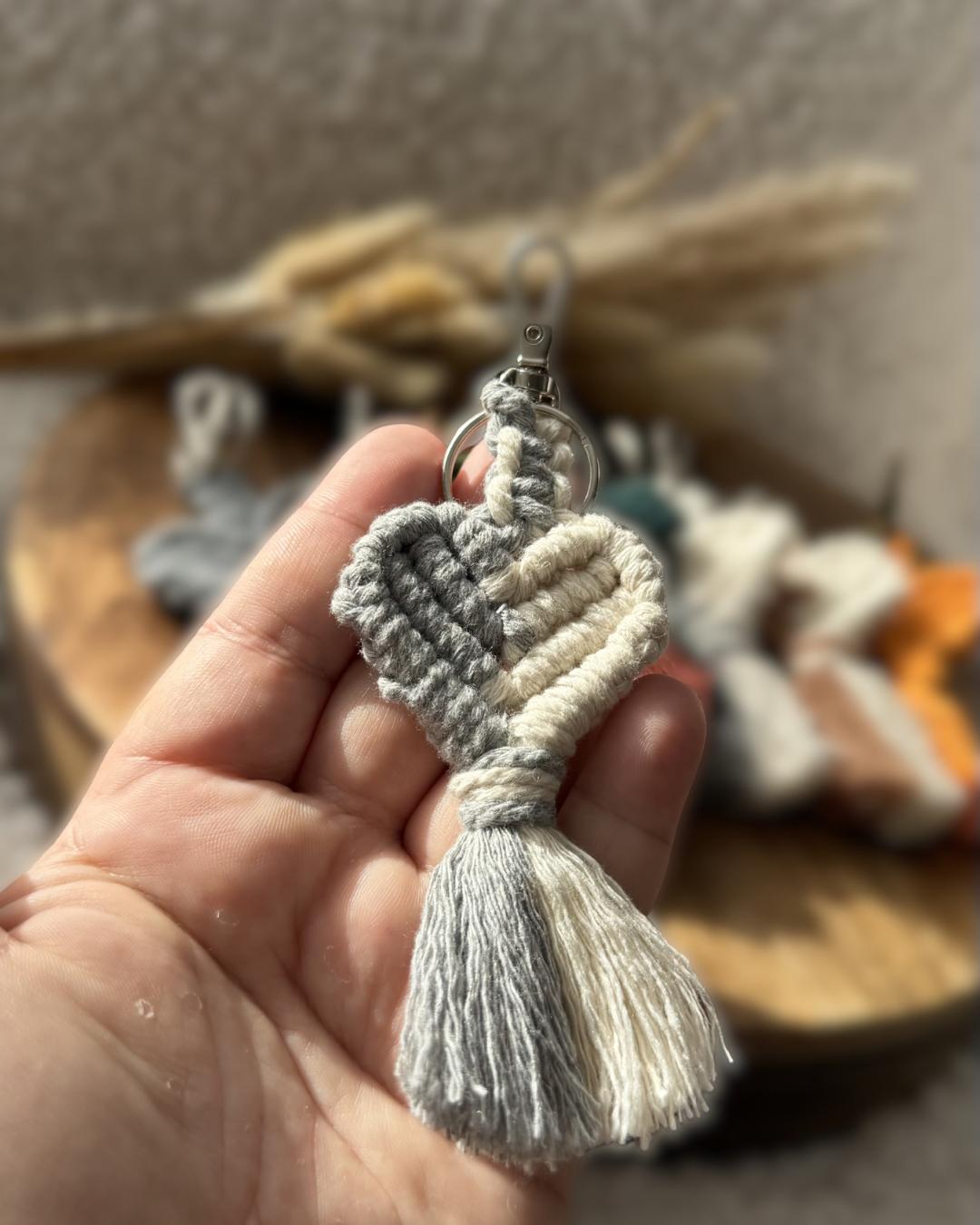 Porte-clé cœur en macramé